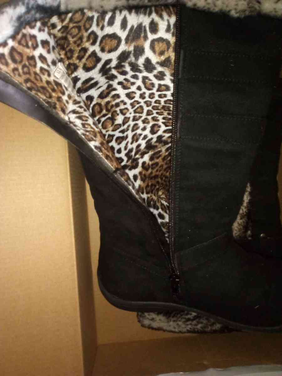 woman boots size 6 in a half - Bristol, Indiana - FleaMarketBay