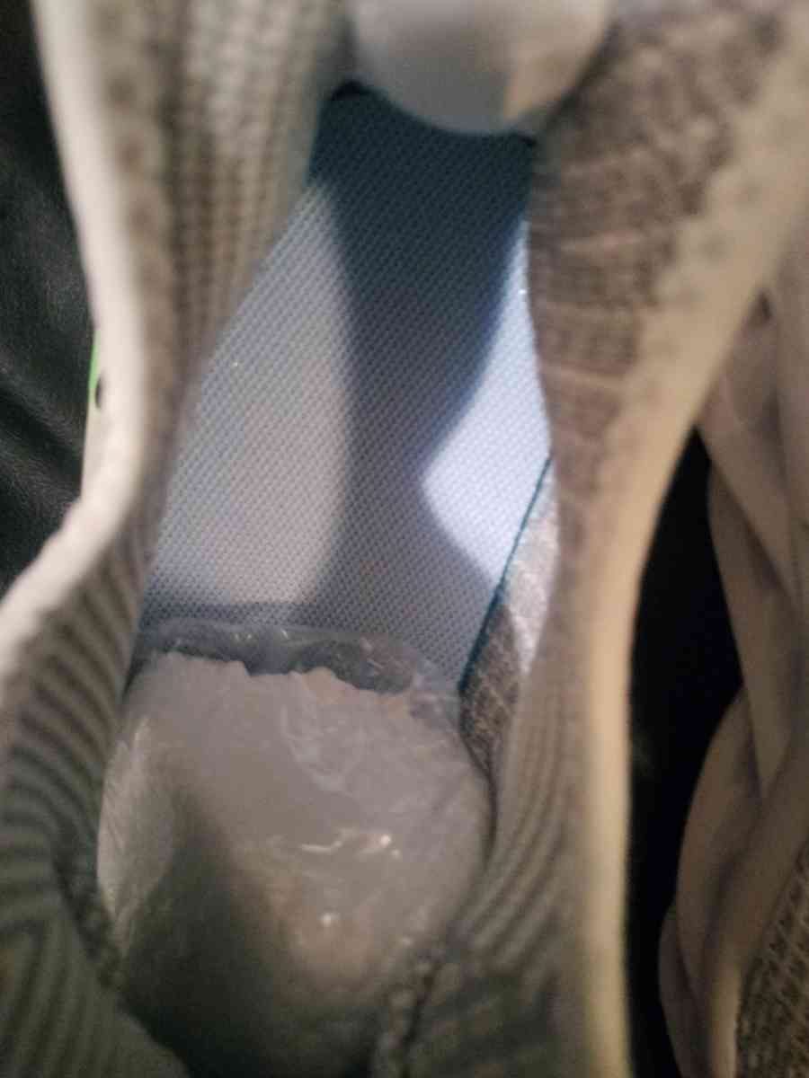 Ivory LT Damp Sneakers Size 9 Mens  Jogging Arcade Park - Seaford, New York - FleaMarketBay