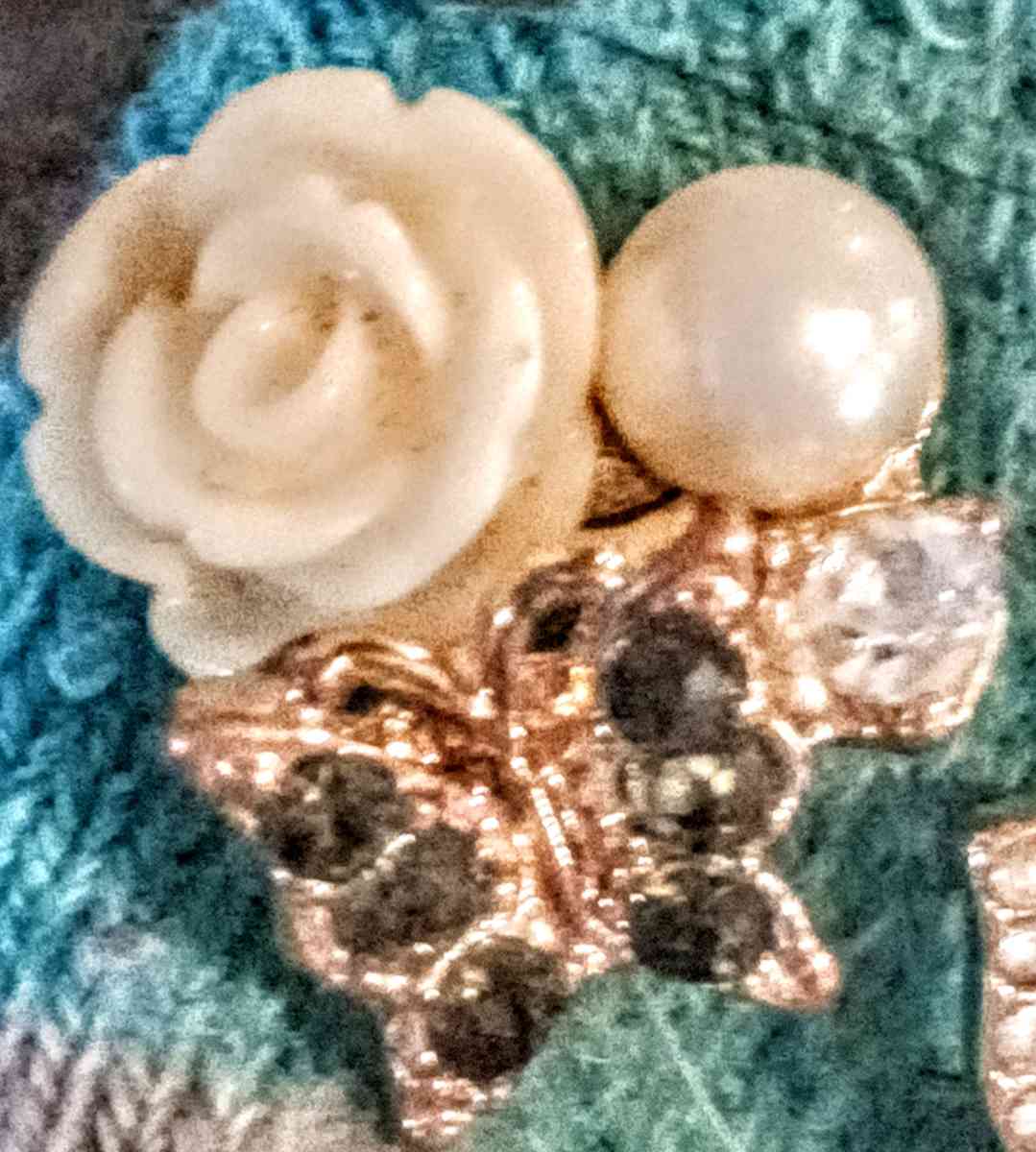 11 Single Earrings - Muldrow, Oklahoma - FleaMarketBay