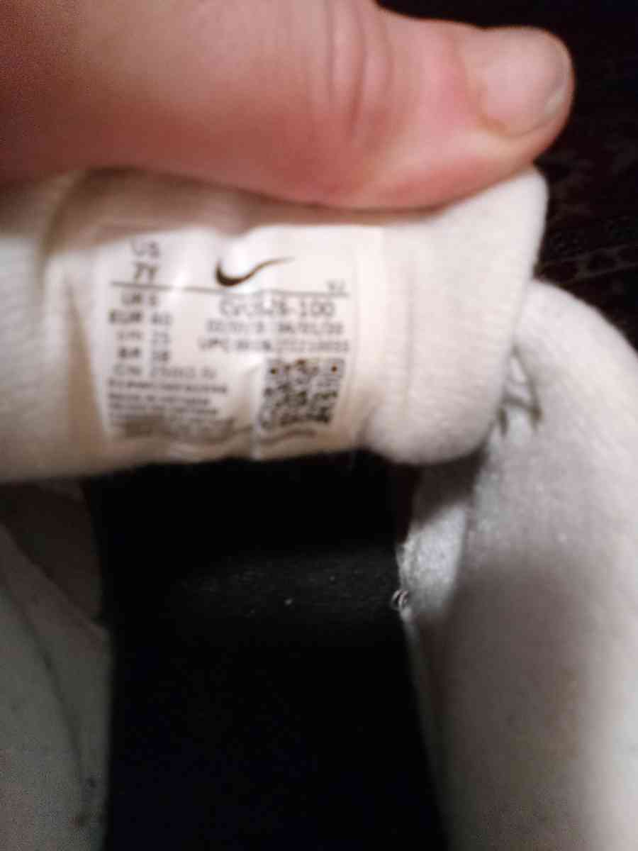 7 Y GoldWhite Nike Flyease - Auburndale, Florida - FleaMarketBay