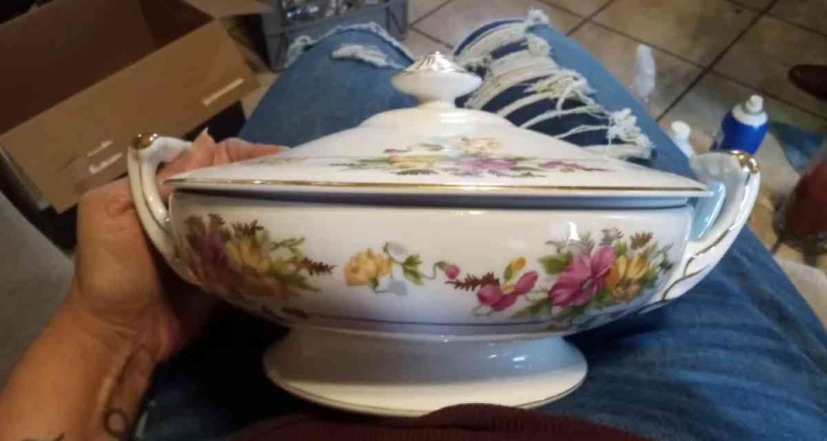 Lidded Decorative Bowl - Lindsay, California - FleaMarketBay