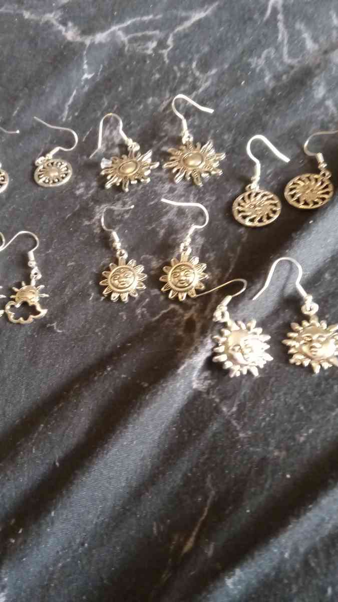 Sun Themed Earrings - Cuyahoga Falls, Ohio - FleaMarketBay