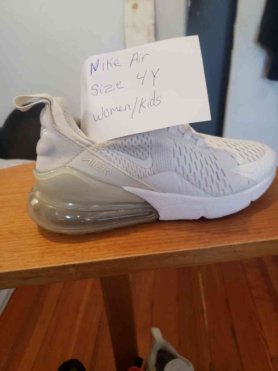 NIKE SNEAKERS - Boston, Massachusetts