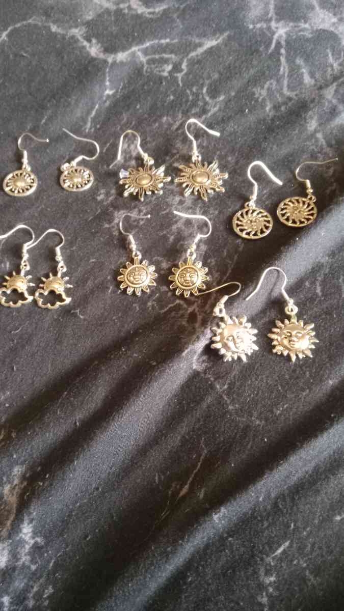 Sun Themed Earrings - Cuyahoga Falls, Ohio - FleaMarketBay