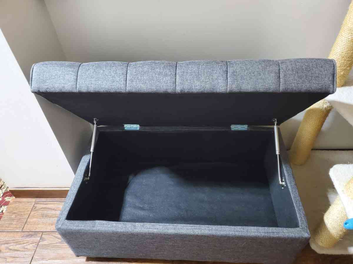 small sofa with rectangular storage ottoman - Youngstown, Ohio - FleaMarketBay