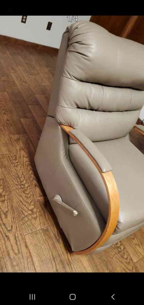 Recliner Chair - Youngstown, Ohio - FleaMarketBay