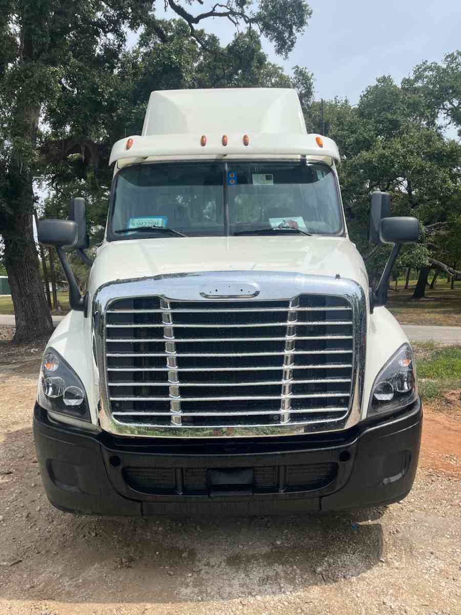 2015 Freight Liner Cascade - Freeport, Texas