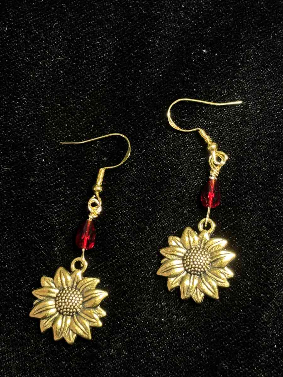 summer wine and sunflowers earrings - Tehachapi, California