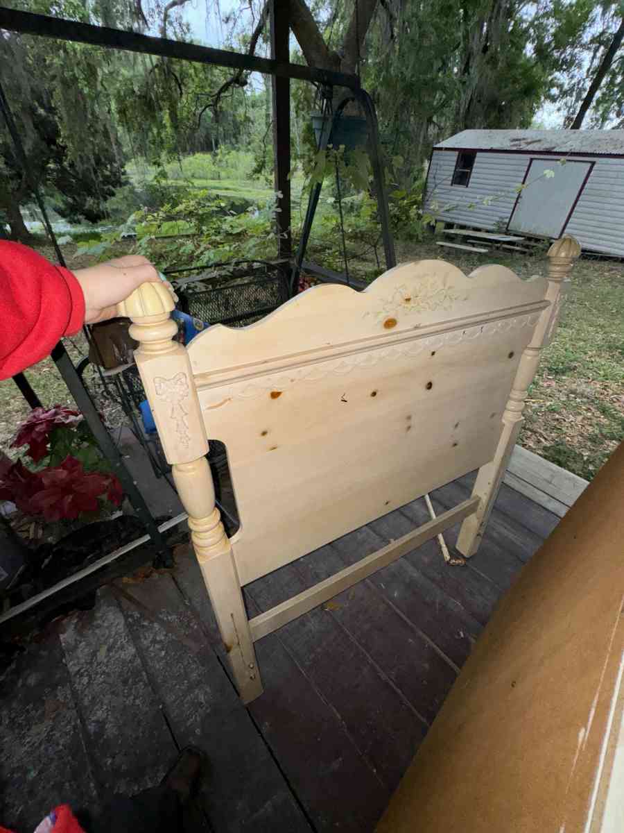 antique looking twin bedroom set - Suwannee, Florida - FleaMarketBay