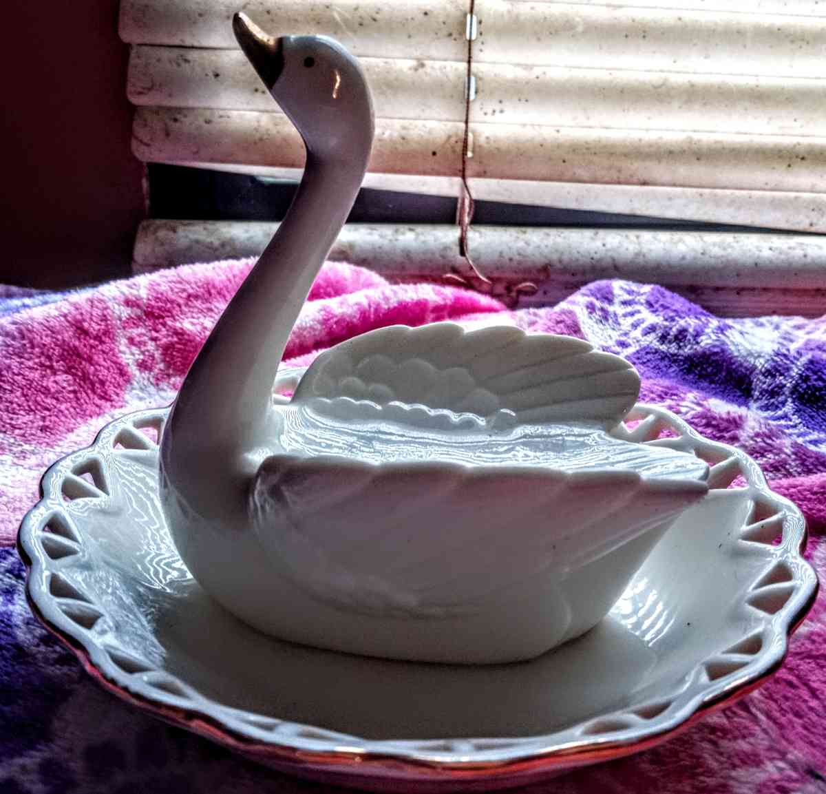 Avon White Swan Jewelry Plate - Muldrow, Oklahoma