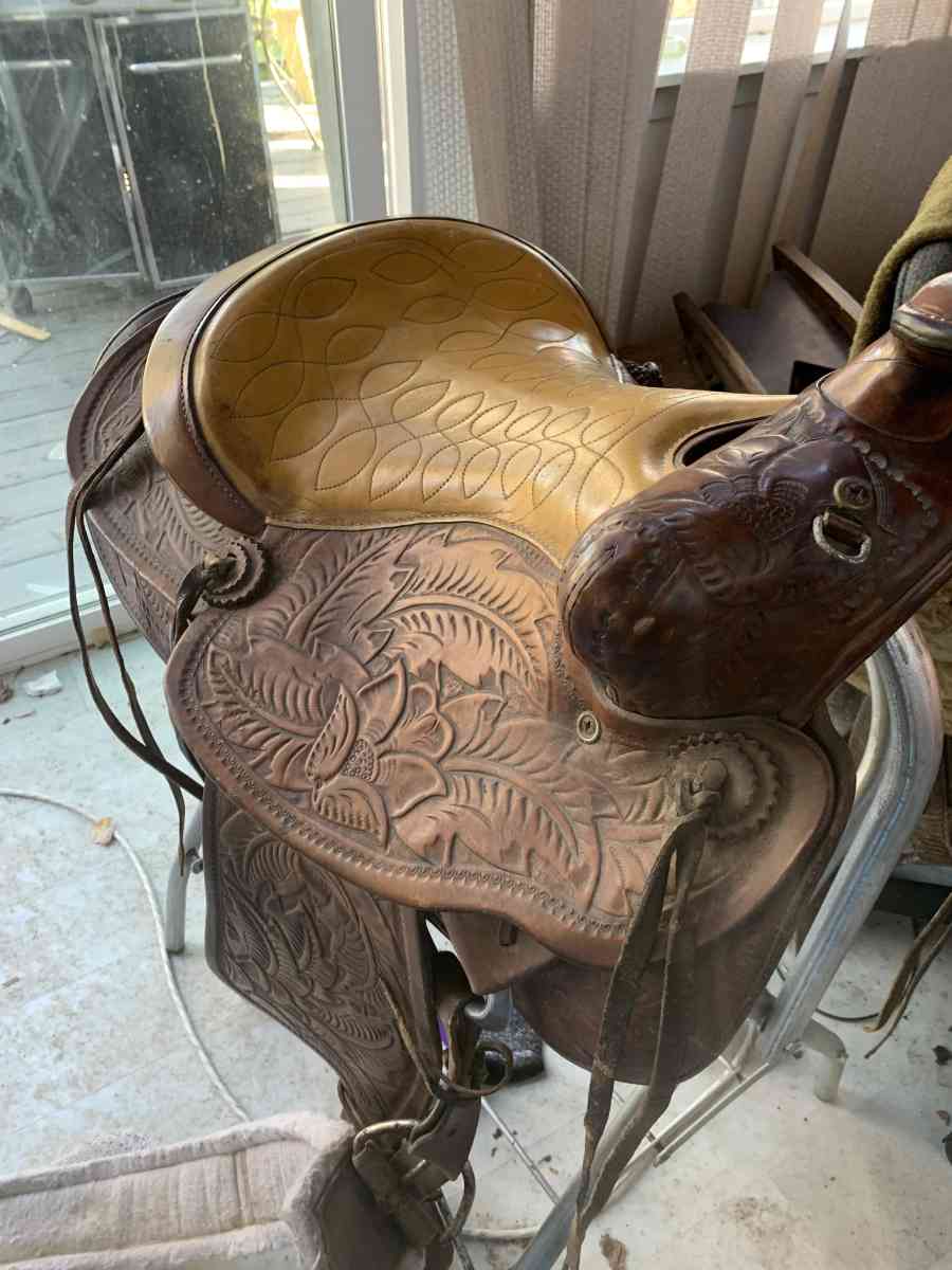 horse saddle and stand - Port Orchard, Washington - FleaMarketBay