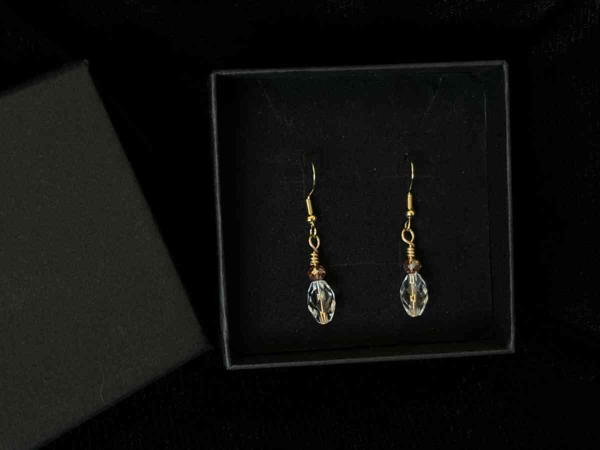 ambler and clear glass bead dangly earrings - Tehachapi, California - FleaMarketBay