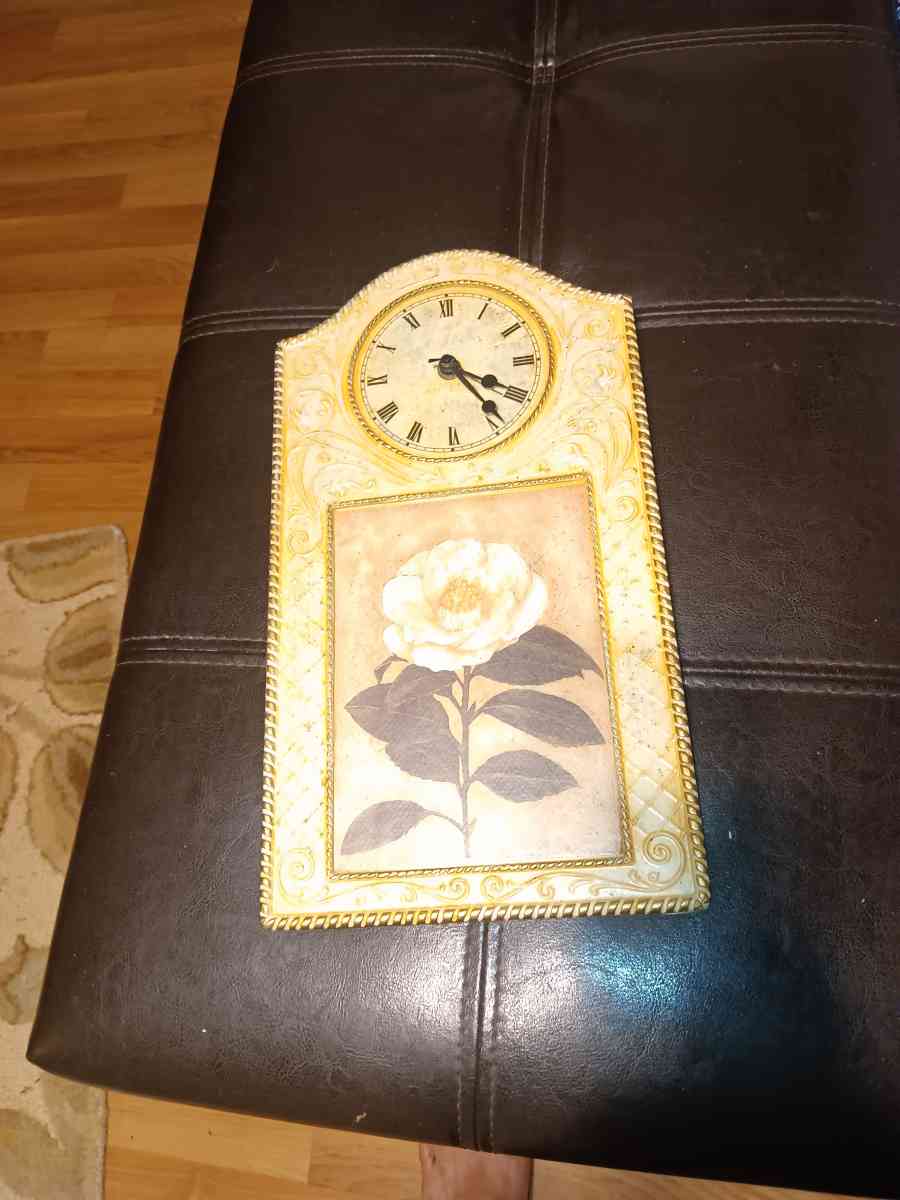 collectible Rose clock 1 ft tall must pick up - San Antonio, Texas