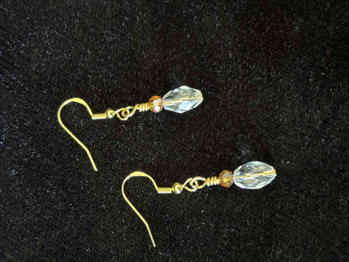 ambler and clear glass bead dangly earrings - Tehachapi, California - FleaMarketBay