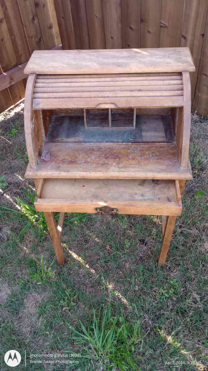 Antique roll up door childs school desk - Greenville, Texas