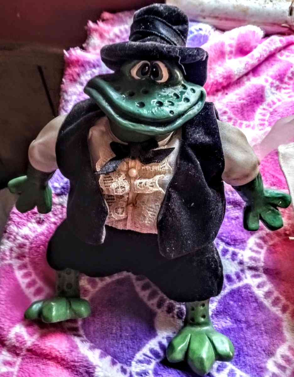 Mr and Mrs Pondhopper Bride and Groom Frogs - Muldrow, Oklahoma