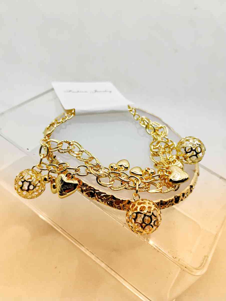 Chunky Gold Hearts Bracelets - Montclair, California - FleaMarketBay