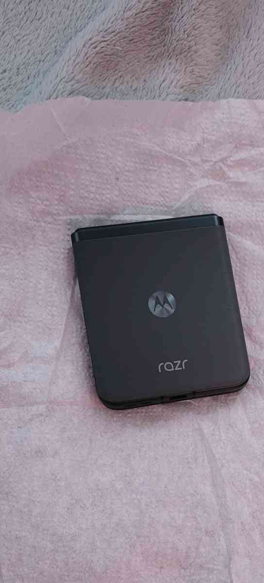 Motorola RAZR V3a  Gray Cricket Cellular Phone - Frederick, Maryland - FleaMarketBay