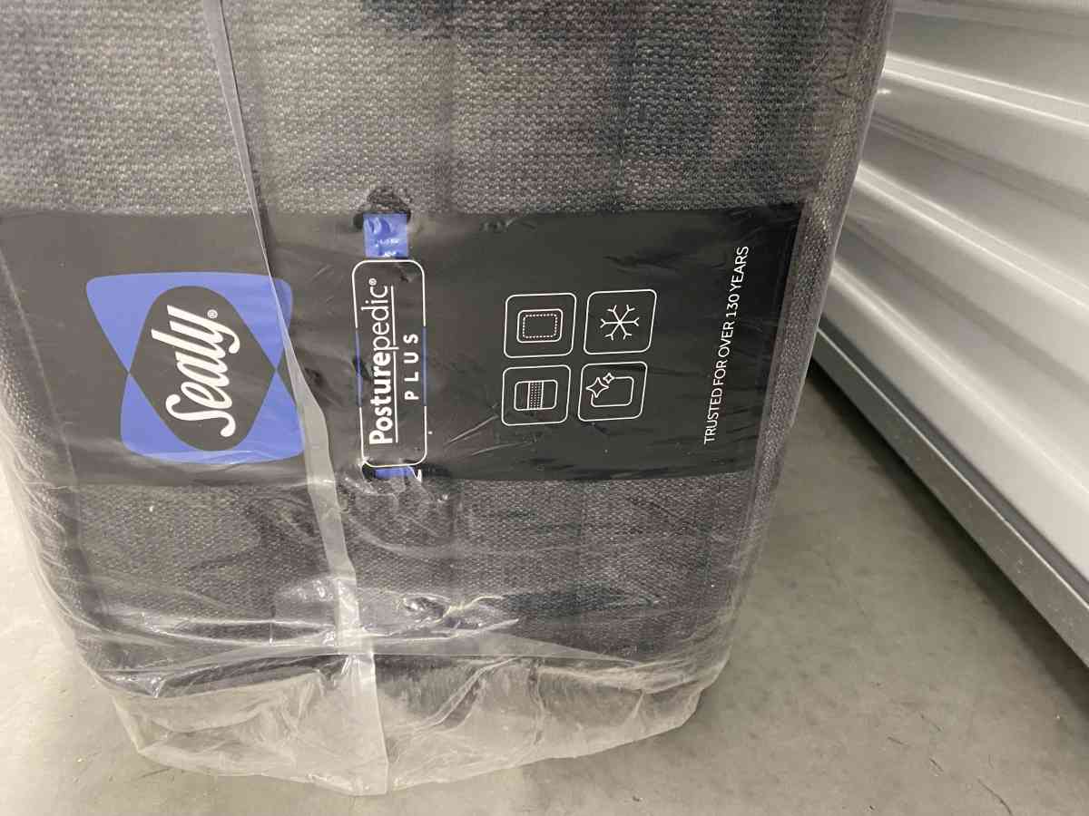 SEALY POSTUREPEDIC PLUS MATTRESS AND BOX SPRING QUEEN SIZE F - Hackensack, New Jersey - FleaMarketBay