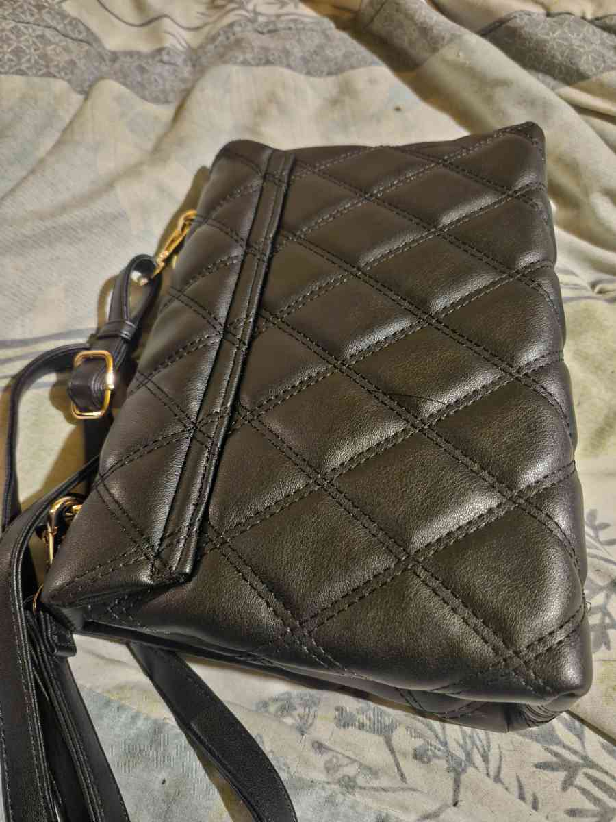 Black quilted design crossbody - Houston, Texas - FleaMarketBay