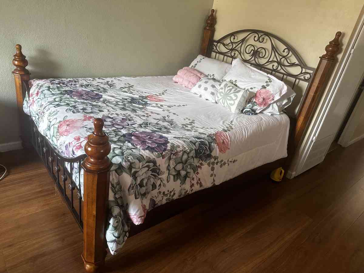 Used Normal Wear Queen size bed - San Jose, California