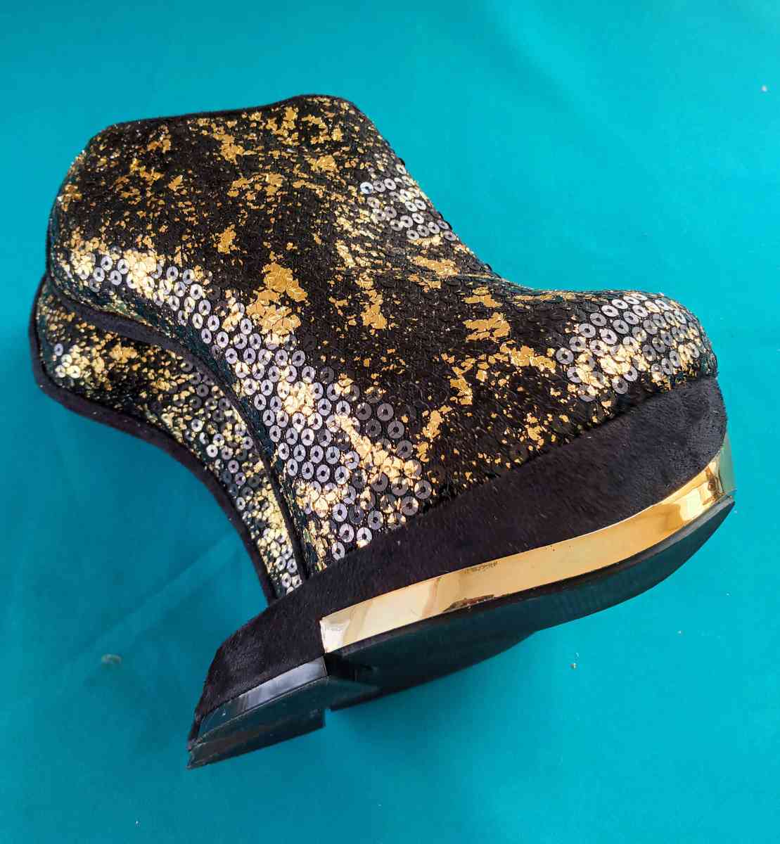 privileged Gold shoes - Saint Paul, Minnesota - FleaMarketBay