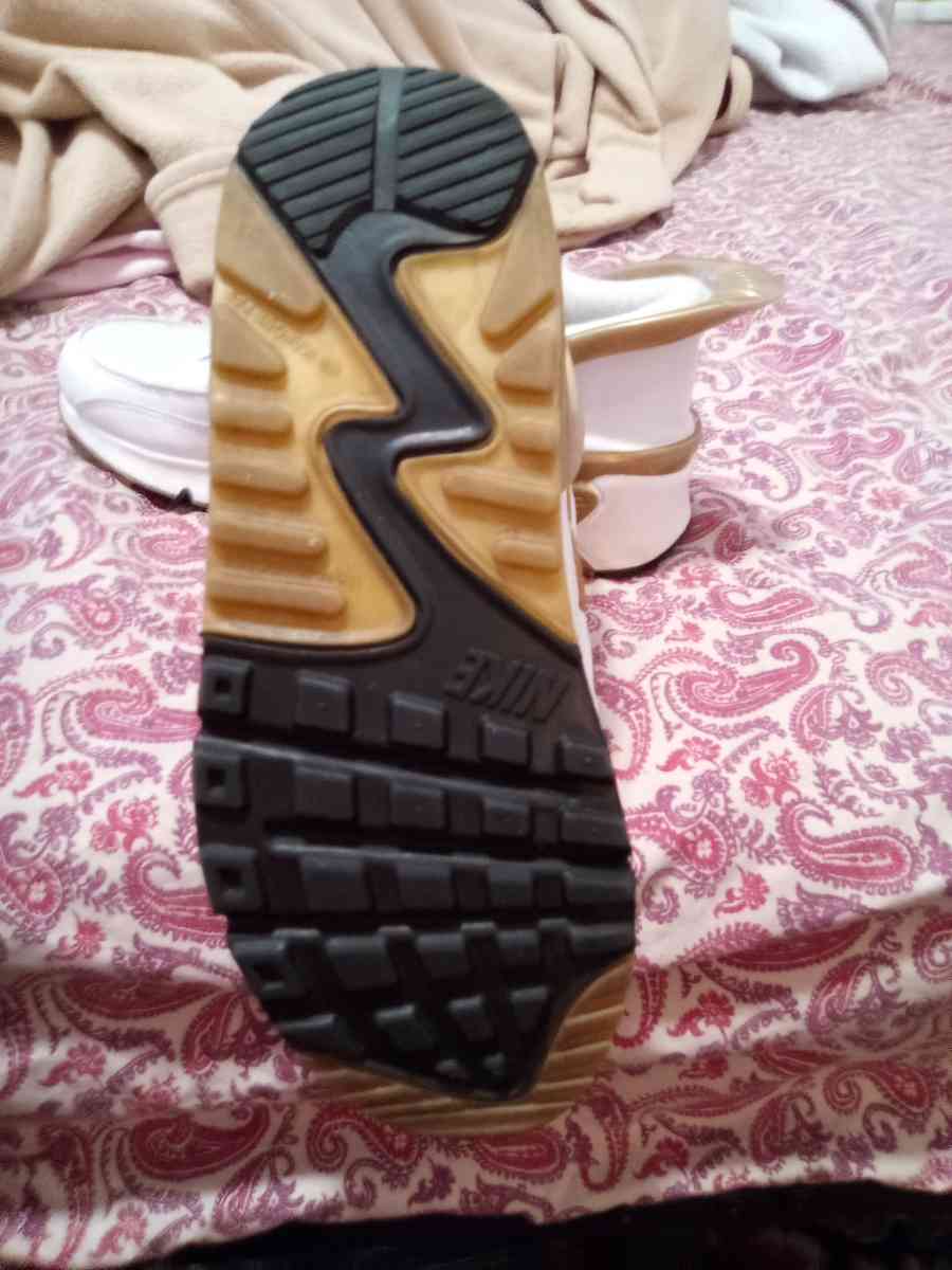 7 Y GoldWhite Nike Flyease - Auburndale, Florida - FleaMarketBay