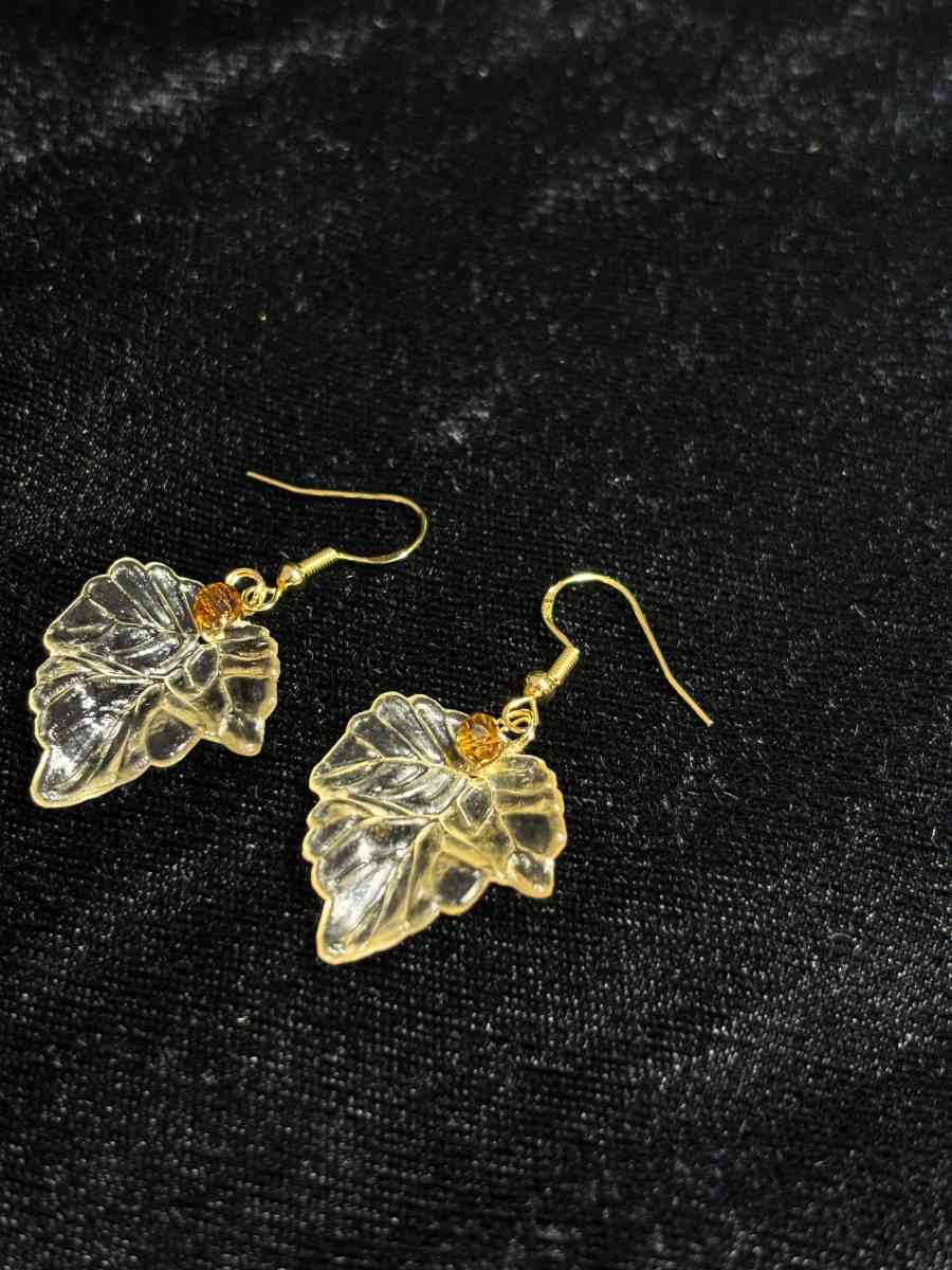 Maple leaf earrings - Tehachapi, California