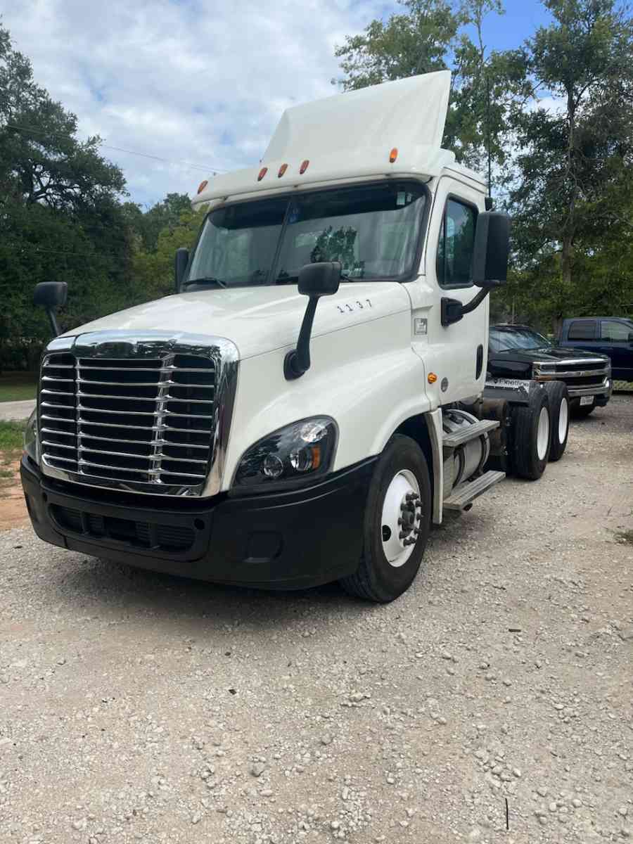 2015 Freight Liner Cascade - Freeport, Texas - FleaMarketBay