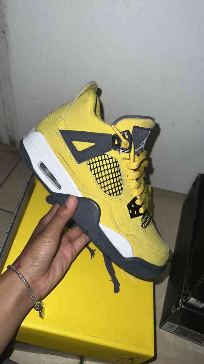 Jordan 4s lighting thunders - Pinellas Park, Florida