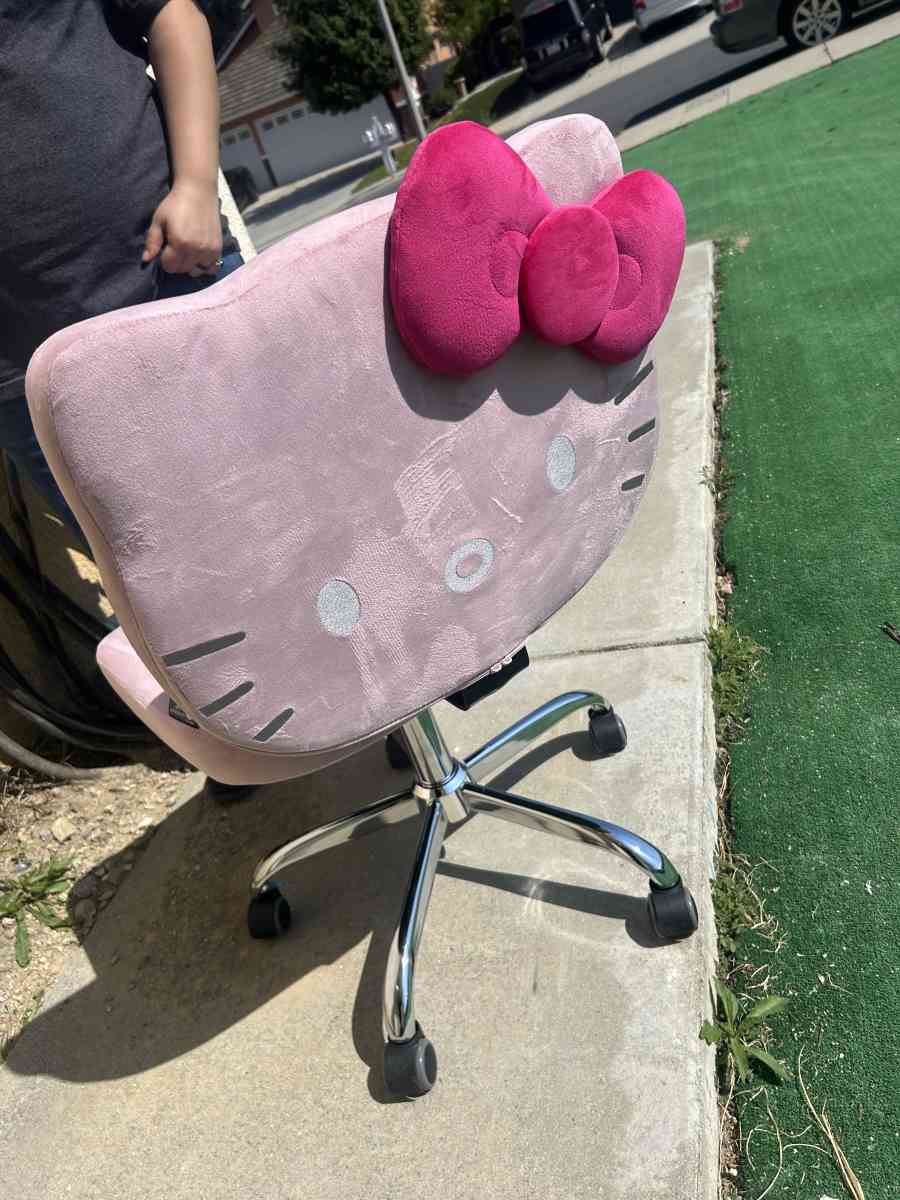 impressions hello kitty vanity chair - Chino Hills, California