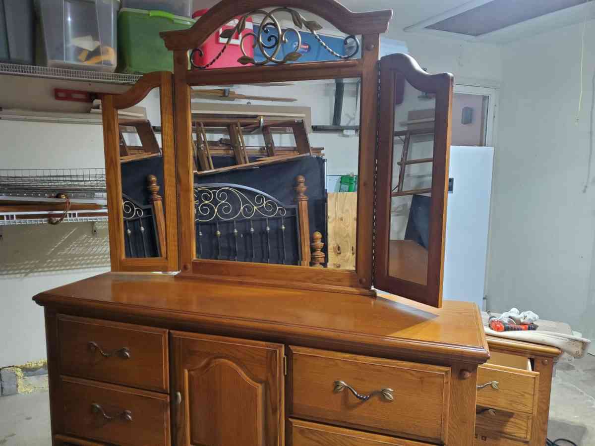 Bedroom - Youngstown, Ohio - FleaMarketBay