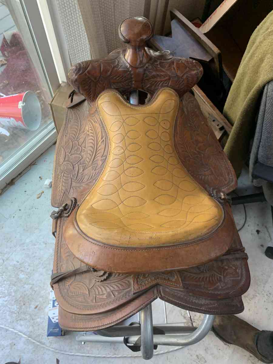 horse saddle and stand - Port Orchard, Washington - FleaMarketBay