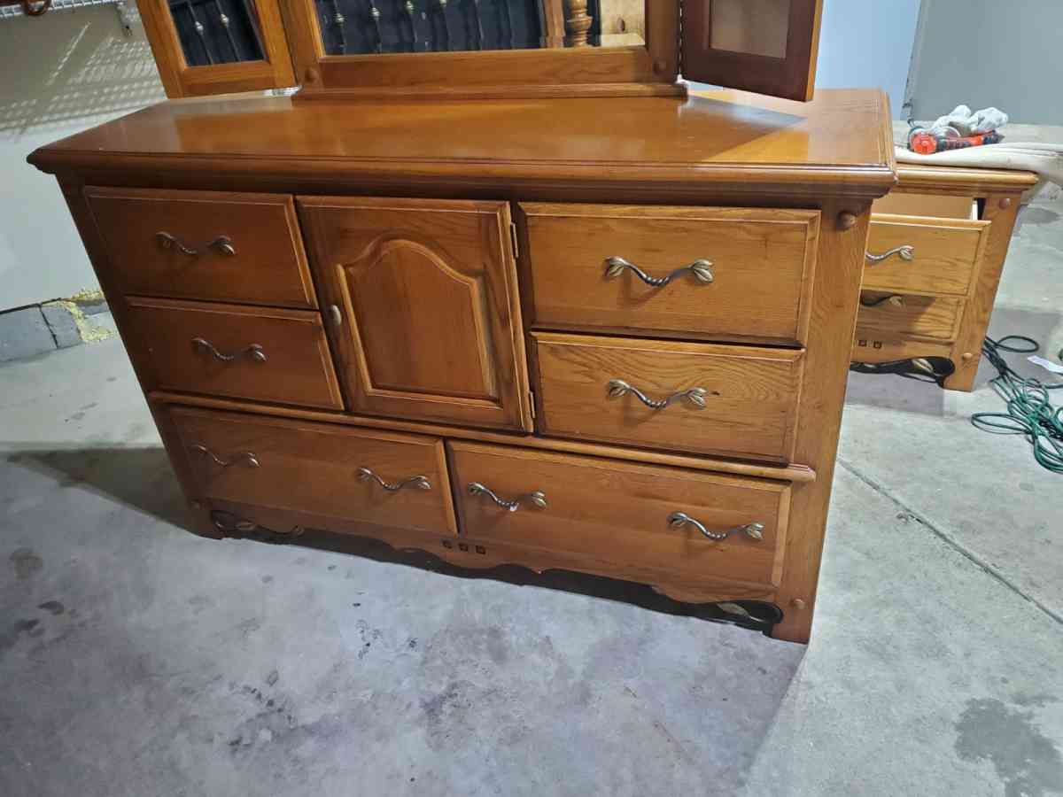 Bedroom - Youngstown, Ohio - FleaMarketBay