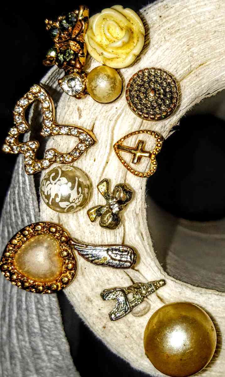 11 Single Earrings - Muldrow, Oklahoma - FleaMarketBay