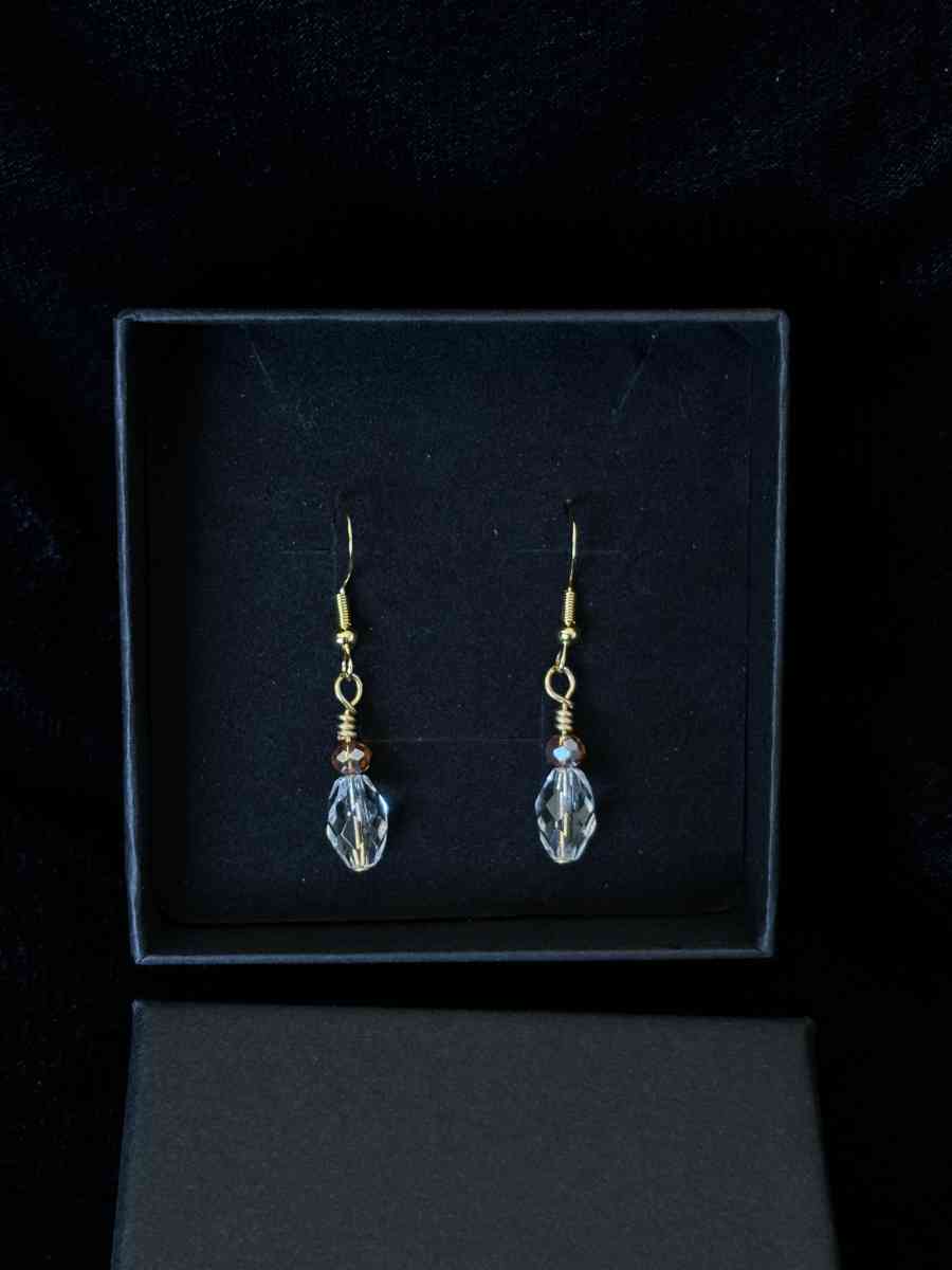 ambler and clear glass bead dangly earrings - Tehachapi, California - FleaMarketBay