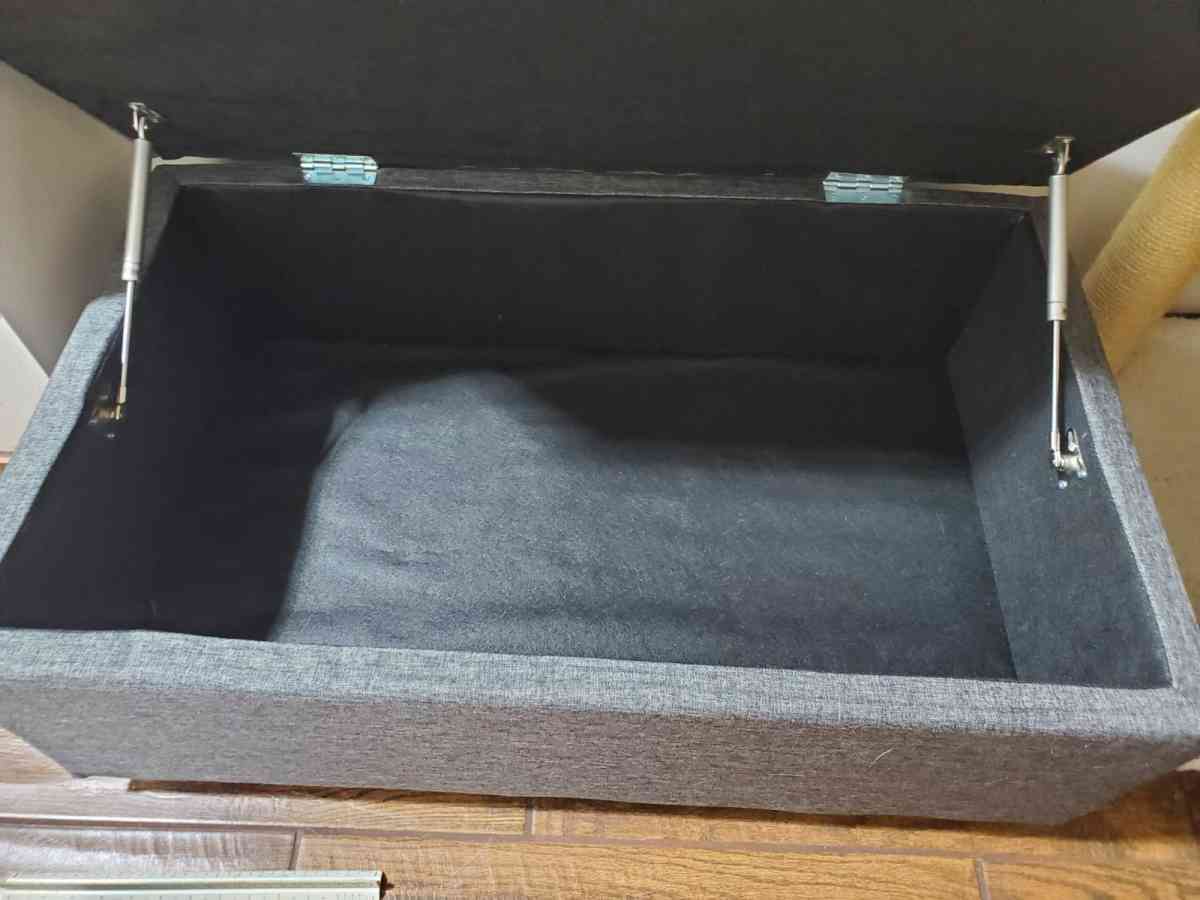 small sofa with rectangular storage ottoman - Youngstown, Ohio - FleaMarketBay