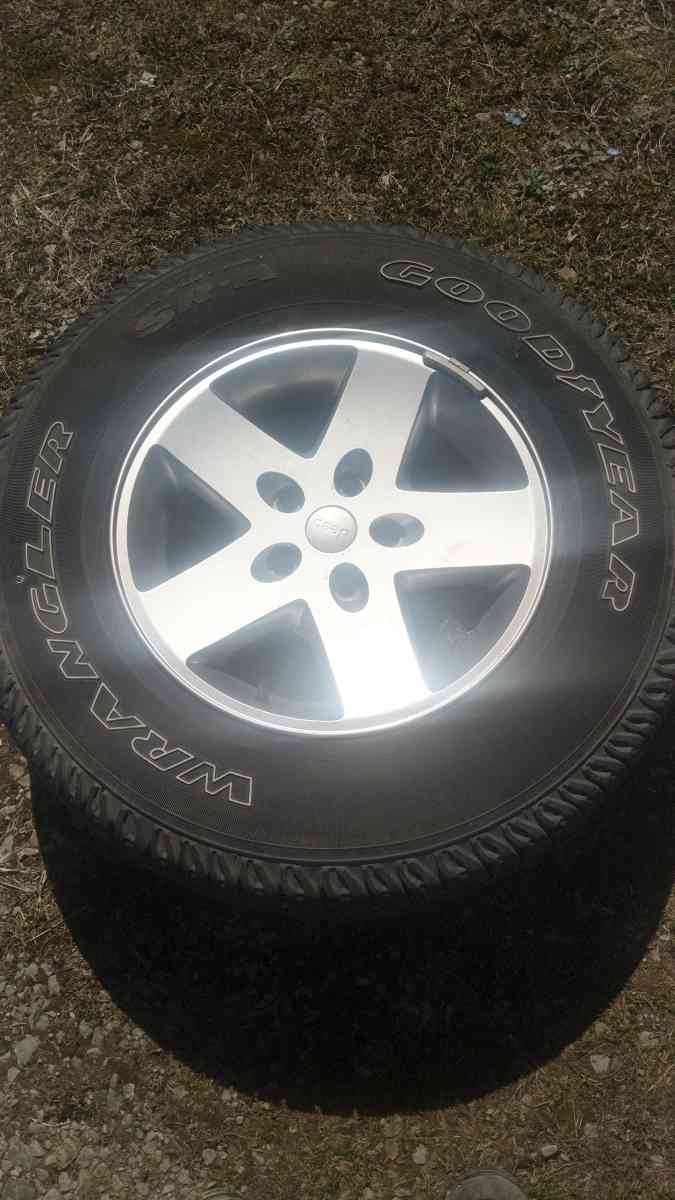 10 Jeep wheels for Wrangler some got new tread some dont but - Wellsburg, West Virginia
