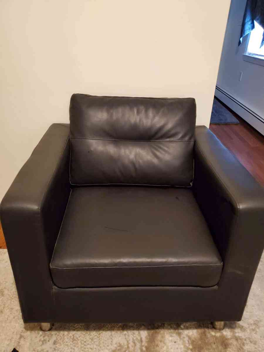 BLACK LEATHER CHAIR