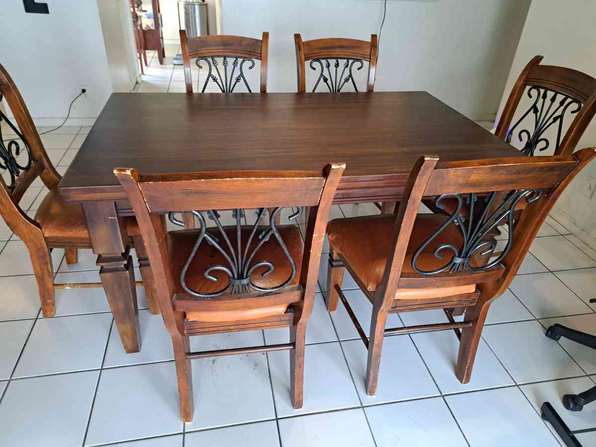 Dining room wooden table - Fort Lauderdale, Florida - FleaMarketBay