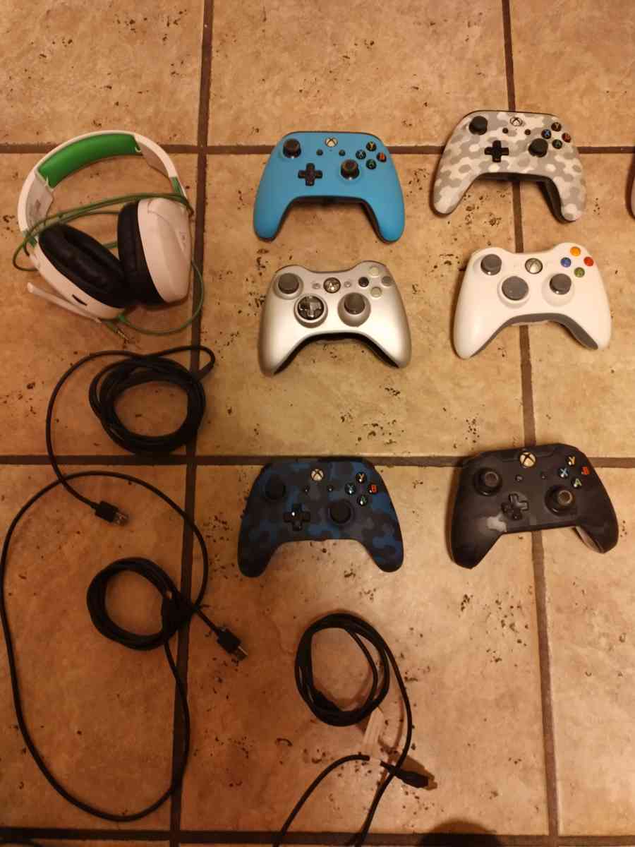 Xbox controller bundle - Carmichael, California - FleaMarketBay