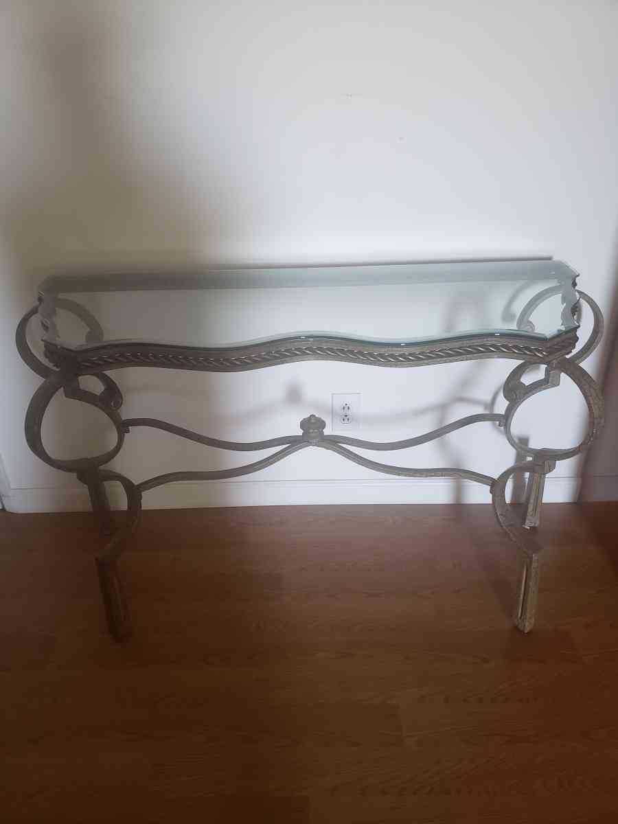 1 coffee table 2 end tables 1 entry table its a set - North Hollywood, California