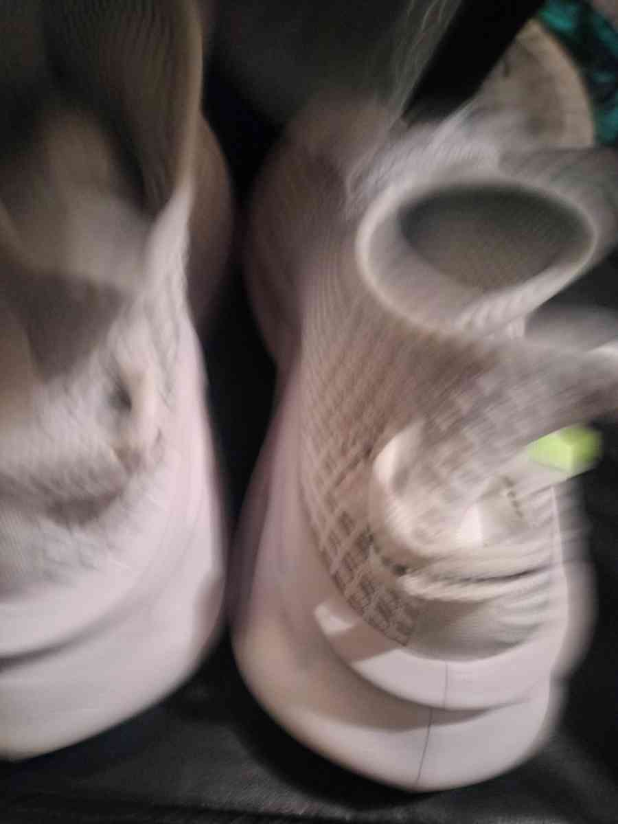 Ivory LT Damp Sneakers Size 9 Mens  Jogging Arcade Park - Seaford, New York - FleaMarketBay