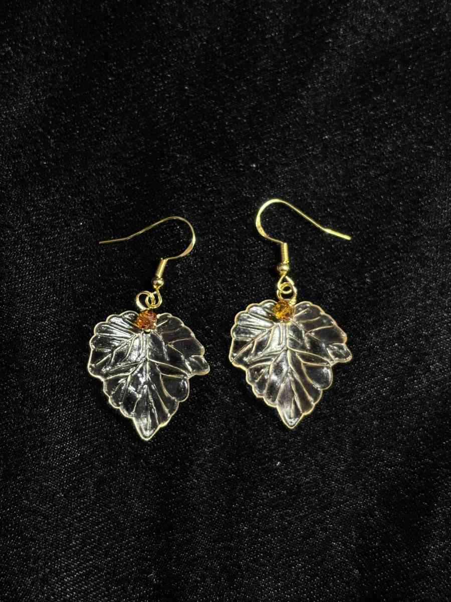 Maple leaf earrings - Tehachapi, California - FleaMarketBay