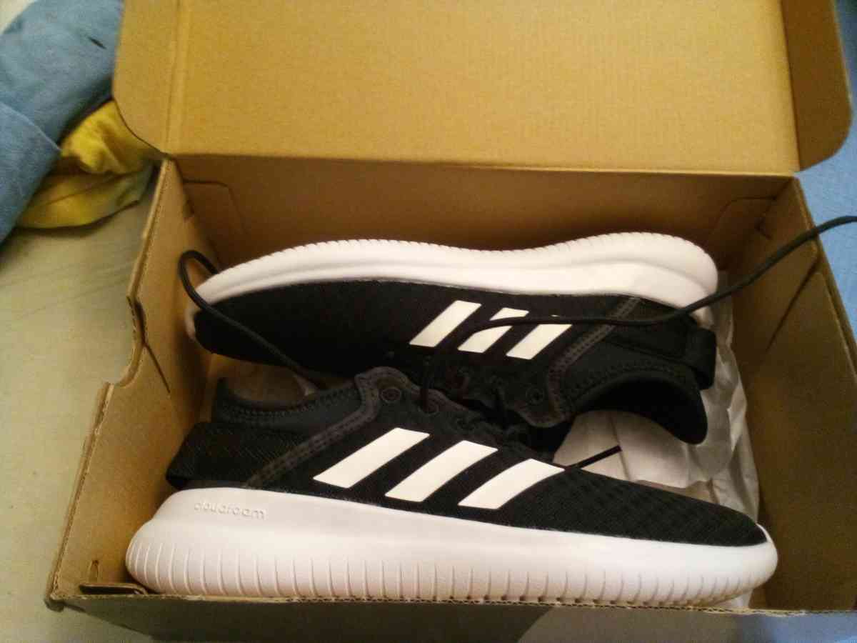 Adidas sneakers womens size 6 NEW - Brooklyn, New York