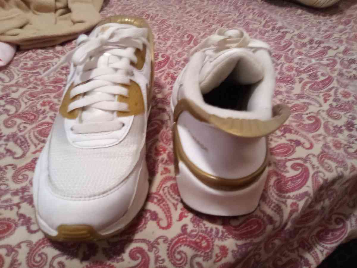 7 Y GoldWhite Nike Flyease - Auburndale, Florida - FleaMarketBay
