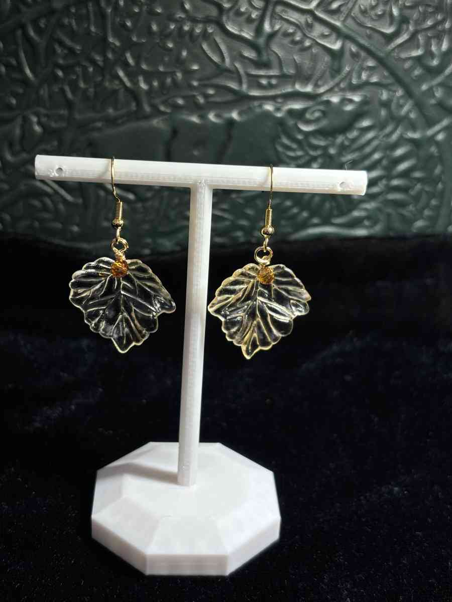 Maple leaf earrings - Tehachapi, California - FleaMarketBay