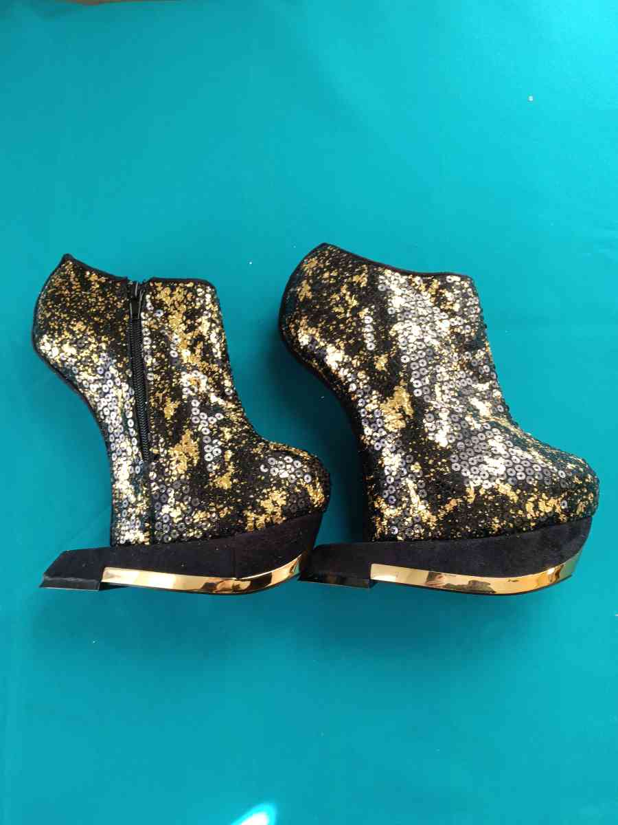 privileged Gold shoes - Saint Paul, Minnesota - FleaMarketBay