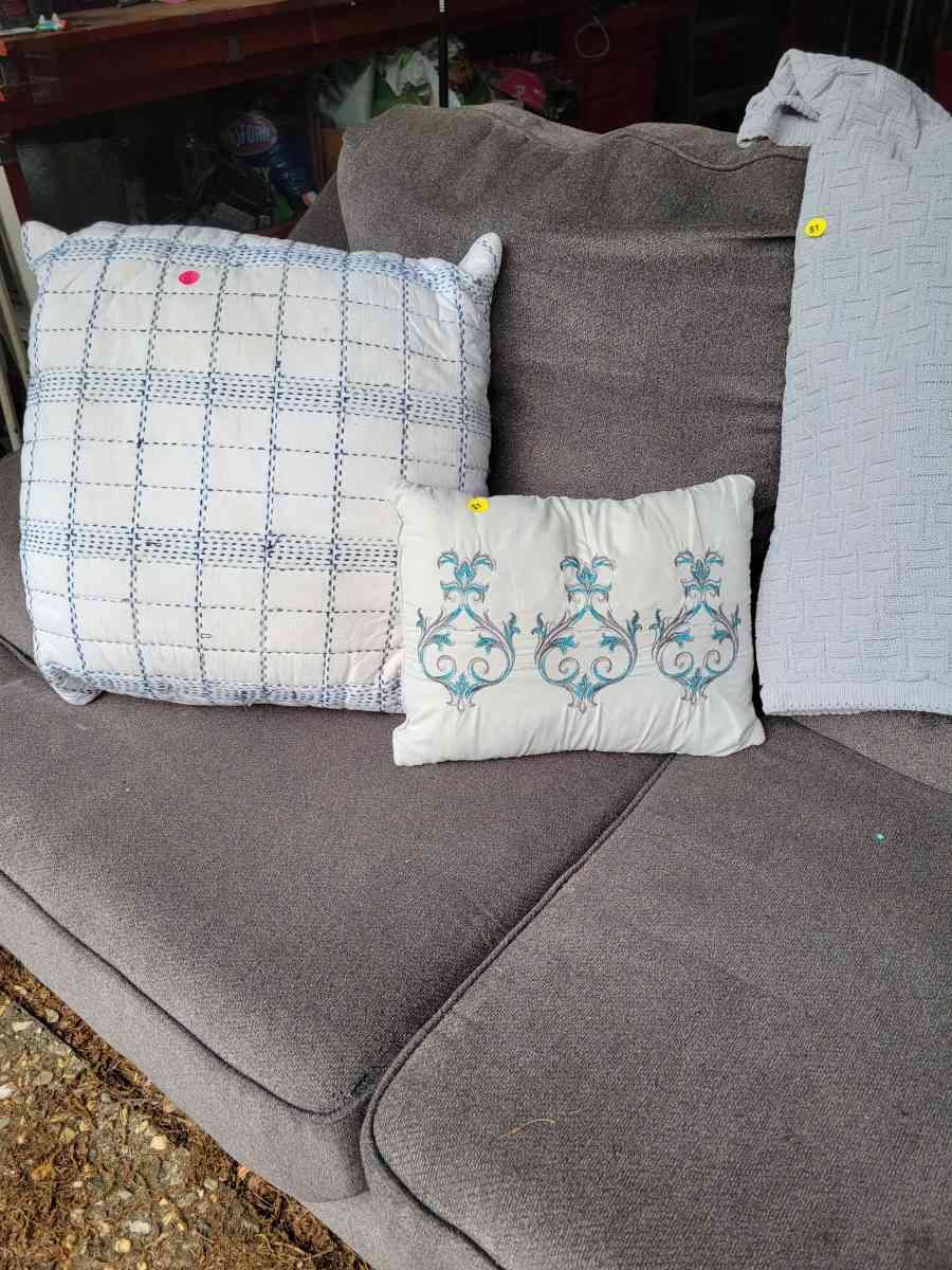 Gray Sofa - North Little Rock, Arkansas