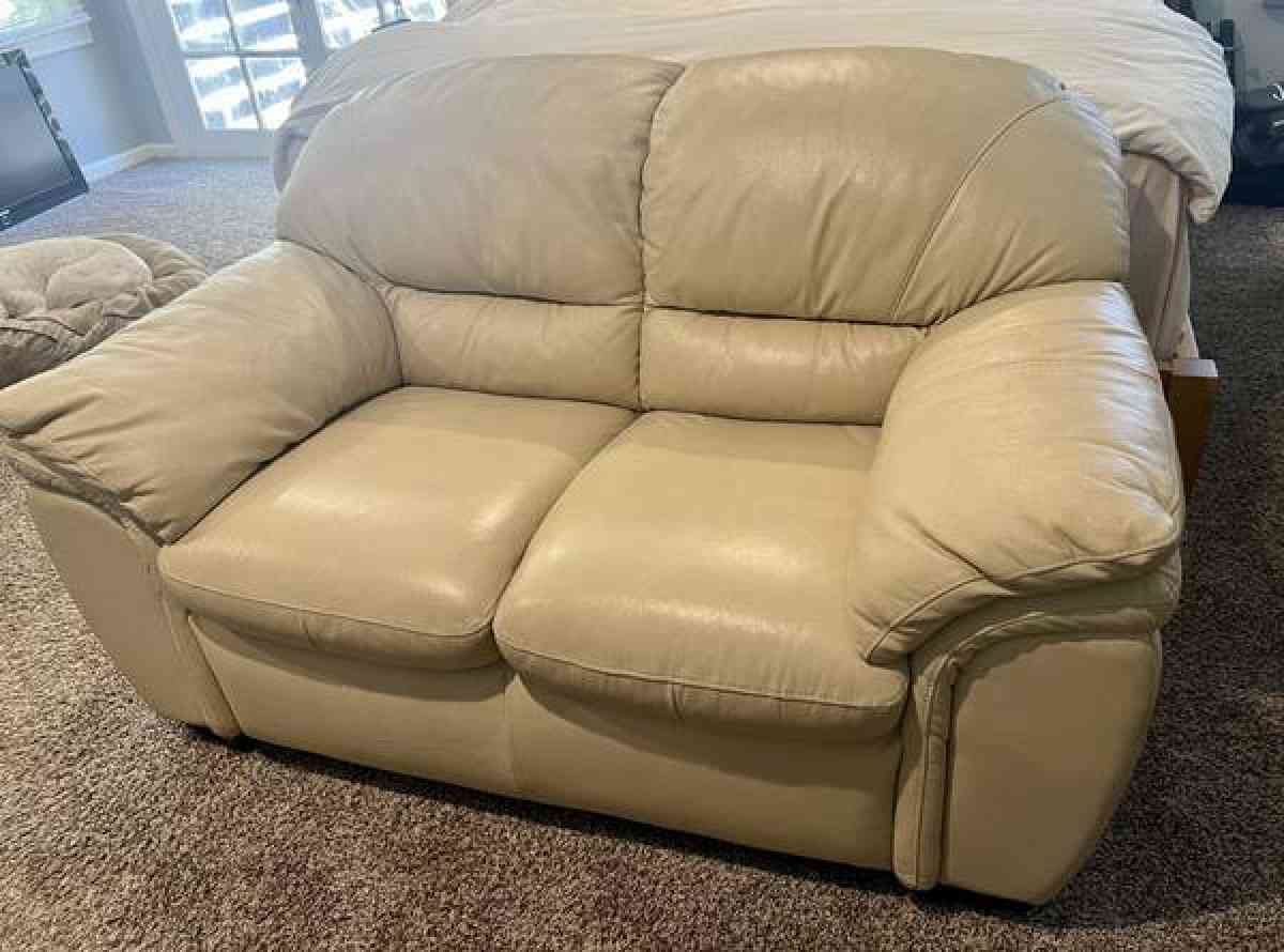 Beautiful Leather Love Seat - Canoga Park, California